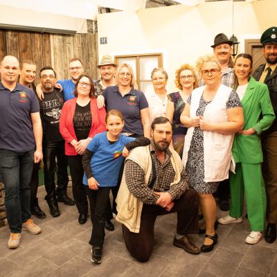 2024-bauer-mit-grill-sucht-frau-mit-kohle.jpg